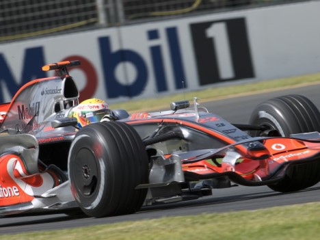 Lewis Hamilton starter i pole til årets første Grand Prix
